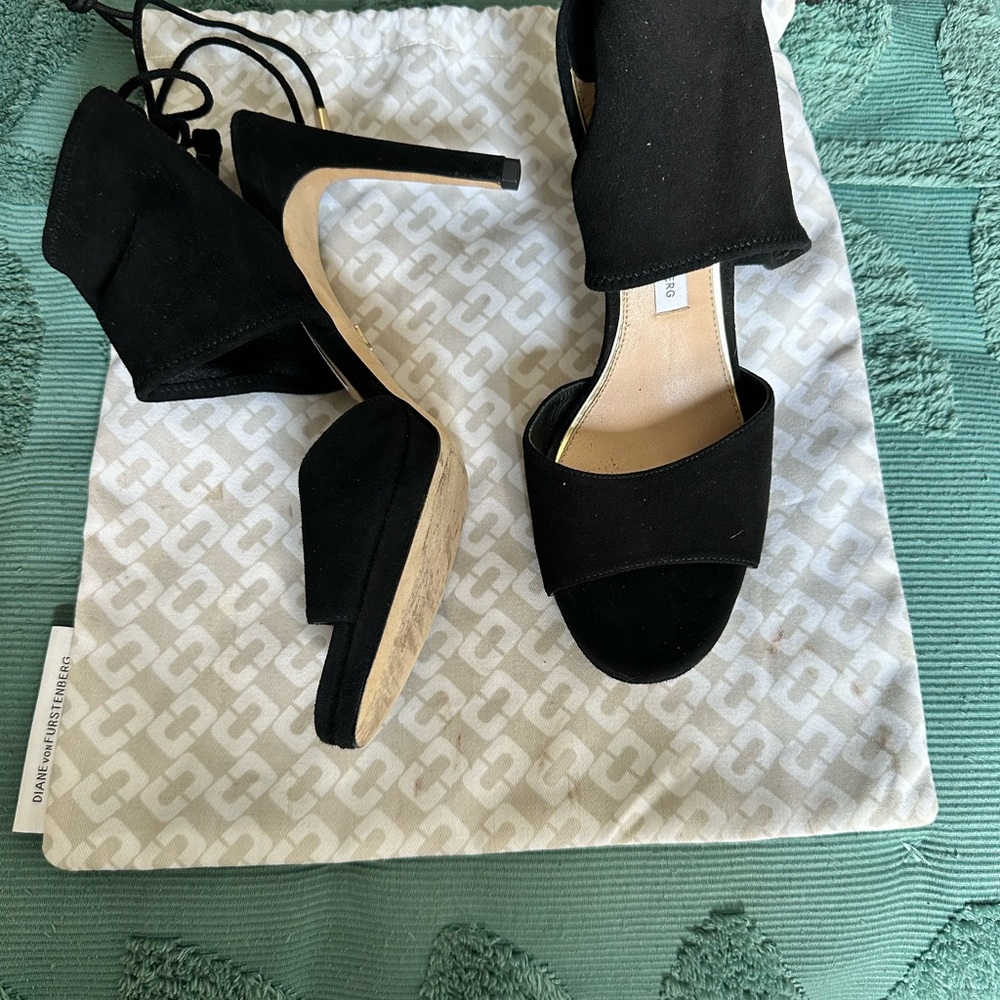 Diane Von Furstenberg suede black heels 👠